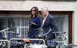 Amsterdam 2 augustus 2017
Bram Moszkowicz en zijn vriendin Nienke Hoogervorst verlaten haar kantoor.