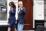Amsterdam 2 augustus 2017
Bram Moszkowicz en zijn vriendin Nienke Hoogervorst verlaten haar kantoor.