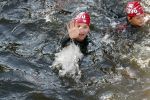 Amsterdam 3 september 2017  
ALS Cityswim in de amsterdamse grachten. Johnny de Mol jr en Rick Brandsteder zemmen met Ralph en Carlijn de Vies en hun kinderen  zoon Daniel en  hun dochter