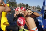 Amsterdam 3 september 2017  
ALS Cityswim in de amsterdamse grachten. Johnny de Mol jr en Rick Brandsteder zemmen met Ralph en Carlijn de Vies en hun kinderen  zoon Daniel en  hun dochter