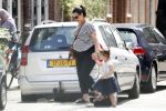 Amsterdam 22 juli 2017
Caro Emerald zwanger wandelend met haar dochter
