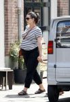 Amsterdam 22 juli 2017
Caro Emerald zwanger wandelend met haar dochter