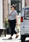 Amsterdam 22 juli 2017
Caro Emerald zwanger wandelend met haar dochter