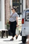 Amsterdam 22 juli 2017
Caro Emerald zwanger wandelend met haar dochter