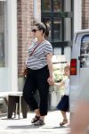 Amsterdam 22 juli 2017
Caro Emerald zwanger wandelend met haar dochter