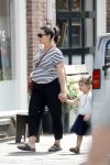 Amsterdam 22 juli 2017
Caro Emerald zwanger wandelend met haar dochter