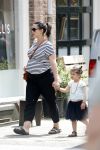 Amsterdam 22 juli 2017
Caro Emerald zwanger wandelend met haar dochter