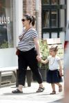Amsterdam 22 juli 2017
Caro Emerald zwanger wandelend met haar dochter