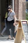 Amsterdam 22 juli 2017
Caro Emerald zwanger wandelend met haar dochter