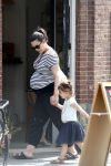 Amsterdam 22 juli 2017
Caro Emerald zwanger wandelend met haar dochter