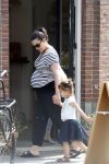 Amsterdam 22 juli 2017
Caro Emerald zwanger wandelend met haar dochter