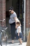 Amsterdam 22 juli 2017
Caro Emerald zwanger wandelend met haar dochter
