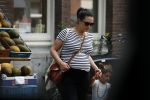 Amsterdam 22 juli 2017
Caro Emerald zwanger wandelend met haar dochter