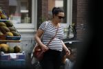 Amsterdam 22 juli 2017
Caro Emerald zwanger wandelend met haar dochter