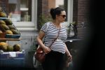 Amsterdam 22 juli 2017
Caro Emerald zwanger wandelend met haar dochter