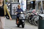 Amsterdam 1 september 2017 
Jan en Monique des Bouvrie met hun kinderen Bo en Jan jr op de pc hooftstraat.
Caroline Tensen en de weduwe van Joop Braakhekke Wim staan te kletsen.