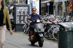 Amsterdam 1 september 2017 
Jan en Monique des Bouvrie met hun kinderen Bo en Jan jr op de pc hooftstraat.
Caroline Tensen en de weduwe van Joop Braakhekke Wim staan te kletsen.