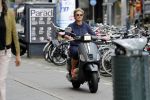 Amsterdam 1 september 2017 
Jan en Monique des Bouvrie met hun kinderen Bo en Jan jr op de pc hooftstraat.
Caroline Tensen en de weduwe van Joop Braakhekke Wim staan te kletsen.