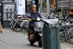 Amsterdam 1 september 2017 
Jan en Monique des Bouvrie met hun kinderen Bo en Jan jr op de pc hooftstraat.
Caroline Tensen en de weduwe van Joop Braakhekke Wim staan te kletsen.