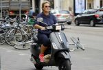 Amsterdam 1 september 2017 
Jan en Monique des Bouvrie met hun kinderen Bo en Jan jr op de pc hooftstraat.
Caroline Tensen en de weduwe van Joop Braakhekke Wim staan te kletsen.