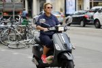 Amsterdam 1 september 2017 
Jan en Monique des Bouvrie met hun kinderen Bo en Jan jr op de pc hooftstraat.
Caroline Tensen en de weduwe van Joop Braakhekke Wim staan te kletsen.