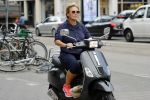 Amsterdam 1 september 2017 
Jan en Monique des Bouvrie met hun kinderen Bo en Jan jr op de pc hooftstraat.
Caroline Tensen en de weduwe van Joop Braakhekke Wim staan te kletsen.