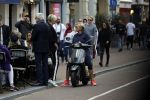 Amsterdam 1 september 2017 
Jan en Monique des Bouvrie met hun kinderen Bo en Jan jr op de pc hooftstraat.
Caroline Tensen en de weduwe van Joop Braakhekke Wim staan te kletsen.