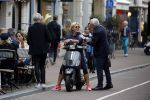 Amsterdam 1 september 2017 
Jan en Monique des Bouvrie met hun kinderen Bo en Jan jr op de pc hooftstraat.
Caroline Tensen en de weduwe van Joop Braakhekke Wim staan te kletsen.