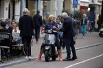 Amsterdam 1 september 2017 
Jan en Monique des Bouvrie met hun kinderen Bo en Jan jr op de pc hooftstraat.
Caroline Tensen en de weduwe van Joop Braakhekke Wim staan te kletsen.
