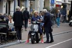 Amsterdam 1 september 2017 
Jan en Monique des Bouvrie met hun kinderen Bo en Jan jr op de pc hooftstraat.
Caroline Tensen en de weduwe van Joop Braakhekke Wim staan te kletsen.