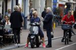 Amsterdam 1 september 2017 
Jan en Monique des Bouvrie met hun kinderen Bo en Jan jr op de pc hooftstraat.
Caroline Tensen en de weduwe van Joop Braakhekke Wim staan te kletsen.