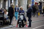 Amsterdam 1 september 2017 
Jan en Monique des Bouvrie met hun kinderen Bo en Jan jr op de pc hooftstraat.
Caroline Tensen en de weduwe van Joop Braakhekke Wim staan te kletsen.