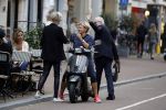 Amsterdam 1 september 2017 
Jan en Monique des Bouvrie met hun kinderen Bo en Jan jr op de pc hooftstraat.
Caroline Tensen en de weduwe van Joop Braakhekke Wim staan te kletsen.