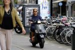 Amsterdam 1 september 2017 
Jan en Monique des Bouvrie met hun kinderen Bo en Jan jr op de pc hooftstraat.
Caroline Tensen en de weduwe van Joop Braakhekke Wim staan te kletsen.