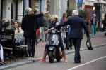 Amsterdam 1 september 2017 
Jan en Monique des Bouvrie met hun kinderen Bo en Jan jr op de pc hooftstraat.
Caroline Tensen en de weduwe van Joop Braakhekke Wim staan te kletsen.