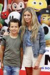 Amsterdam 2 augustus 2017  
Premiere emoji de film in pathe arena. Christie Bokma met zoon