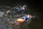 Amsterdam 3 september 2017  
ALS Cityswim in de amsterdamse grachten. Johnny de Mol jr en Rick Brandsteder zemmen met Ralph en Carlijn de Vies en hun kinderen  zoon Daniel en  hun dochter