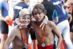 Amsterdam 3 september 2017  
ALS Cityswim in de amsterdamse grachten. Johnny de Mol jr en Rick Brandsteder zemmen met Ralph en Carlijn de Vies en hun kinderen  zoon Daniel en  hun dochter