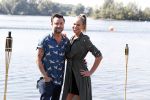 Eiland van Maurik 4 september 2017
Groepsfoto met Nicolette Kluijver en Dennis Weening met Marieke Elsinga, Anouk Hoogendijk, Roeland Fernhout, Niels Gomperts, Carolina Dijkhuizen, Henk Poort, Joelle Witschge, Richard Witschge, Shelly Sterk, Soundos El Ahmadi, Danny Froger, Kaj Gorgels, Nicole Buch en Brace. tijdens de persviewing van Expeditie Robinson 2017 op het Eiland van Maurik