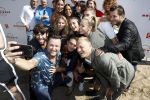 Eiland van Maurik 4 september 2017
Groepsfoto met Nicolette Kluijver en Dennis Weening met Marieke Elsinga, Anouk Hoogendijk, Roeland Fernhout, Niels Gomperts, Carolina Dijkhuizen, Henk Poort, Joelle Witschge, Richard Witschge, Shelly Sterk, Soundos El Ahmadi, Danny Froger, Kaj Gorgels, Nicole Buch en Brace. tijdens de persviewing van Expeditie Robinson 2017 op het Eiland van Maurik