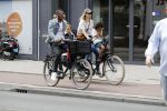 Amsterdam 2 augustus 2017 
Doutzen Kroes en Sunnery James met hun kinderen op de fiets.
