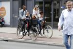 Amsterdam 2 augustus 2017 
Doutzen Kroes en Sunnery James met hun kinderen op de fiets.