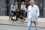 Amsterdam 2 augustus 2017 
Doutzen Kroes en Sunnery James met hun kinderen op de fiets.