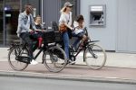 Amsterdam 2 augustus 2017 
Doutzen Kroes en Sunnery James met hun kinderen op de fiets.
