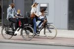 Amsterdam 2 augustus 2017 
Doutzen Kroes en Sunnery James met hun kinderen op de fiets.