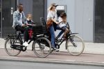 Amsterdam 2 augustus 2017 
Doutzen Kroes en Sunnery James met hun kinderen op de fiets.