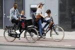 Amsterdam 2 augustus 2017 
Doutzen Kroes en Sunnery James met hun kinderen op de fiets.