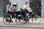Amsterdam 2 augustus 2017 
Doutzen Kroes en Sunnery James met hun kinderen op de fiets.