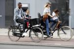 Amsterdam 2 augustus 2017 
Doutzen Kroes en Sunnery James met hun kinderen op de fiets.