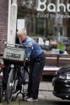 Amsterdam 28 juli 2017
Politieagente Ellie Lust met haar fiets in amsterdam